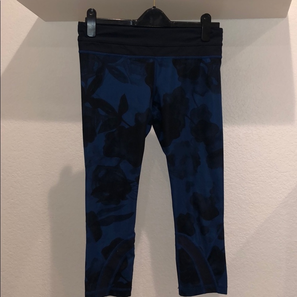 Lulu blue floral print cropped leggings size 8